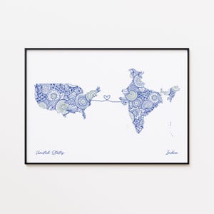 Puede incluir: Impresión enmarcada con mapas azules estampados de Estados Unidos e India, conectados por una línea en forma de corazón. Las palabras "United States" e "India" están escritas debajo. La obra de arte está sobre un fondo blanco.
