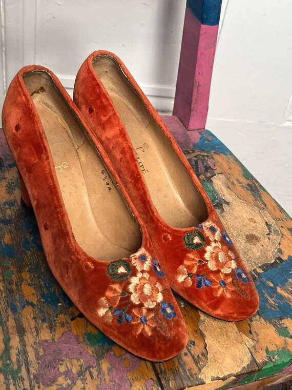 60's Vintage Embroidered Velvet Shoes Pumps 6.5 AA Gem