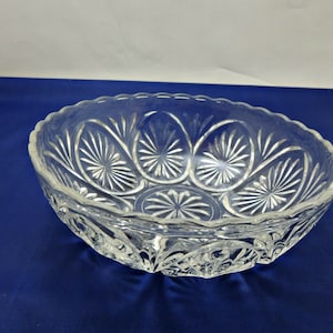 Anchor Hocking Star & Cameo Medallion Clear Glass Bowl, Scalloped Edge Bowl, Glass Serving Dish, MCM Serving Bowl, 1960&#39;s Serving Bowl