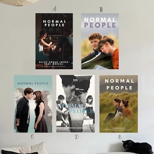 Puede incluir: Se muestran cinco carteles de "Normal People". Los carteles presentan imágenes de Daisy Edgar-Jones y Paul Mescal. Los carteles tienen diferentes esquemas de color y diseños, algunos con texto. Están colgados en una pared.