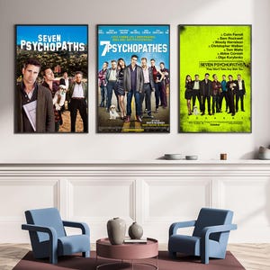 Puede incluir: Tres carteles enmarcados de la película "Seven Psychopaths" cuelgan de una pared blanca. Los carteles muestran imágenes del elenco y el título de la película. Los carteles están encima de dos sillones azules y una mesa rosa.