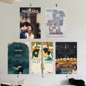 Puede incluir: Cinco carteles de películas se exhiben en una pared blanca. Los carteles presentan el título "PAST LIVES" en varias fuentes e idiomas. Los carteles tienen diferentes combinaciones de colores e imágenes, incluidos retratos y paisajes urbanos.