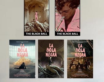 Puede incluir: Cinco carteles de cine rectangulares titulados The Black Ball y La Bola Negra. Los carteles muestran varias escenas, incluyendo una persona con traje rosa, una persona tocando la trompeta, una figura en un desierto y grupos de personas en el agua.