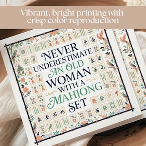 以下が含まれることがあります： 白い文字で「Welcome to our home」と書かれた素朴な木製サイン。 荒れた仕上がりとシンプルなデザインで、玄関やポーチに最適です。