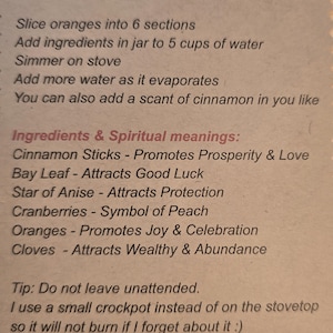 Peut inclure: Une carte beige avec le titre "Holiday Simmer Pot" et des instructions pour faire un pot à mijoter. Les instructions comprennent la coupe d'oranges, l'ajout d'ingrédients, la cuisson à feu doux sur la cuisinière et l'ajout d'eau. Les ingrédients et leurs significations spirituelles sont également répertoriés.