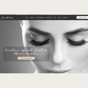 Peut inclure: Image en noir et blanc d'un visage de femme avec de longs cils fonc&eacute;s. L'interface du site web affiche le texte "Lashure", et la phrase "lashes speak louder than words" avec un bouton "Book an appointment".