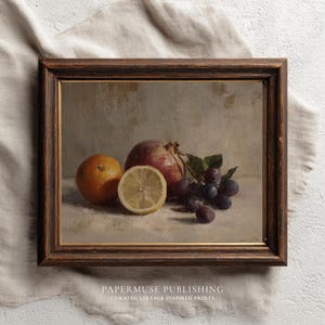 Può includere: Dipinto con cornice di natura morta con un'arancia, un limone a metà, un melograno e dell'uva. Il dipinto ha una cornice in legno scuro ed è ambientato su uno sfondo neutro. Il testo "PAPERMUSE PUBLISHING" è visibile in basso.