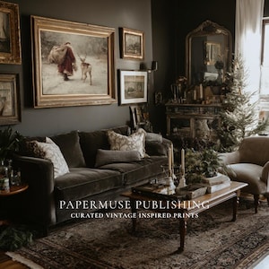 Puede incluir: Un sal&oacute;n acogedor con un sof&aacute; de terciopelo gris oscuro, arte enmarcado antiguo y una alfombra vintage. La habitaci&oacute;n est&aacute; decorada con un &aacute;rbol de Navidad y velas, creando un ambiente c&aacute;lido. El texto de la imagen dice "PAPERMUSE PUBLISHING CURATED VINTAGE INSPIRED PRINTS."