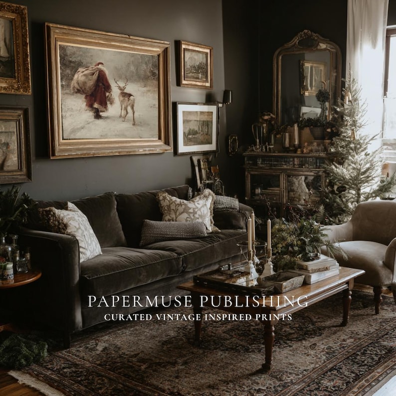 Puede incluir: Un sal&oacute;n acogedor con un sof&aacute; de terciopelo gris oscuro, arte enmarcado antiguo y una alfombra vintage. La habitaci&oacute;n est&aacute; decorada con un &aacute;rbol de Navidad y velas, creando un ambiente c&aacute;lido. El texto de la imagen dice "PAPERMUSE PUBLISHING CURATED VINTAGE INSPIRED PRINTS."