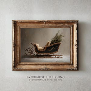 Może przedstawiać: Oprawiony wydruk w stylu vintage przedstawiający dekoracyjne sanie z gałązką wiecznie zieloną. Sanie są czarne ze złotymi akcentami i beżowym siedziskiem. Rama jest ozdobna ze złotym wykończeniem. Tekst "PAPERMUSE PUBLISHING" znajduje się na dole.