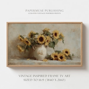 Può includere: Stampa vintage incorniciata con una natura morta di girasoli in un vaso bianco. I girasoli sono gialli con centri marroni e il vaso ha un motivo floreale. La stampa è in formato 16:9 (3840 x 2160). Il testo recita "PAPERMUSE PUBLISHING" e "VINTAGE INSPIRED FRAME TV ART".