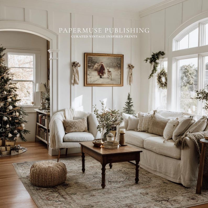 Puede incluir: Un sal&oacute;n acogedor con un &aacute;rbol de Navidad, un sof&aacute; y un sill&oacute;n. La habitaci&oacute;n presenta una paleta de colores neutros, una pintura vintage y el texto "PAPERMUSE PUBLISHING CURATED VINTAGE INSPIRED PRINTS". Un puf tejido y una mesa de centro de madera completan la decoraci&oacute;n.