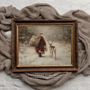 Puede incluir: Impresi&oacute;n enmarcada de inspiraci&oacute;n vintage que representa a Pap&aacute; Noel con un abrigo rojo, llevando un saco, caminando con un ciervo en un bosque nevado. La impresi&oacute;n tiene un marco de madera marr&oacute;n y el texto "PAPERMUSE PUBLISHING" en la parte inferior.