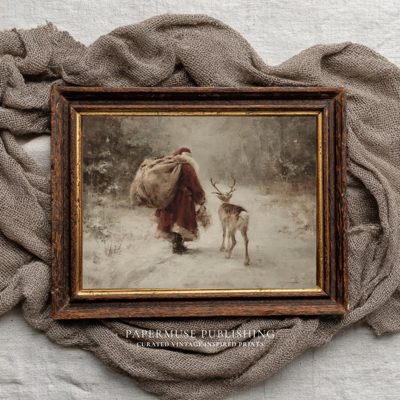 Puede incluir: Impresi&oacute;n enmarcada de inspiraci&oacute;n vintage que representa a Pap&aacute; Noel con un abrigo rojo, llevando un saco, caminando con un ciervo en un bosque nevado. La impresi&oacute;n tiene un marco de madera marr&oacute;n y el texto "PAPERMUSE PUBLISHING" en la parte inferior.