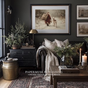 Puede incluir: Una impresi&oacute;n vintage enmarcada representa a Pap&aacute; Noel con un ciervo en un paisaje nevado. La habitaci&oacute;n presenta una paleta de colores oscuros con un armario negro, una l&aacute;mpara de lat&oacute;n y un sof&aacute; de cuero. El texto "PAPERMUSE PUBLISHING" es visible.