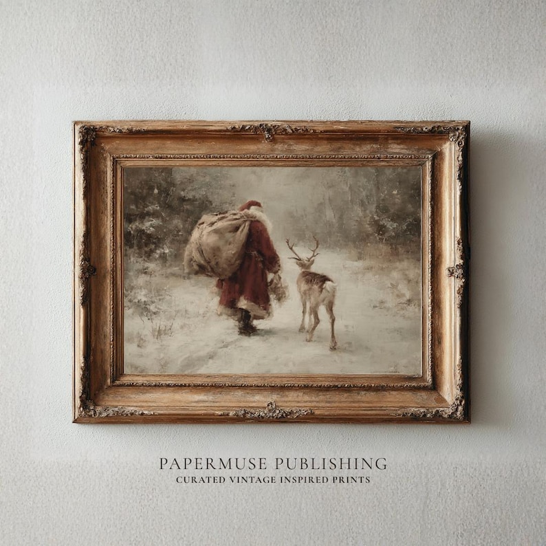 Puede incluir: Una impresi&oacute;n vintage enmarcada muestra a Pap&aacute; Noel con un abrigo rojo, caminando por un bosque nevado con un ciervo. Lleva un saco. La impresi&oacute;n est&aacute; en un marco dorado adornado. El texto "PAPERMUSE PUBLISHING" est&aacute; en la parte inferior.