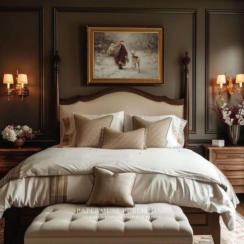 Puede incluir: Dormitorio con cama con dosel, cabecero y ropa de cama color crema. Cojines decorativos en tonos beige y marr&oacute;n adornan la cama. Una pintura enmarcada cuelga sobre la cama y apliques flanquean la cama. Un banco tapizado se encuentra al pie de la cama.