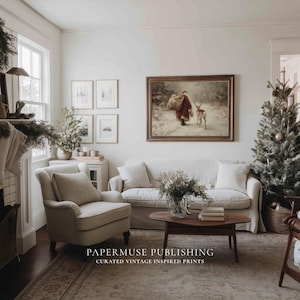 Puede incluir: Un sal&oacute;n acogedor con un &aacute;rbol de Navidad, un sof&aacute; y un sill&oacute;n. Una impresi&oacute;n vintage enmarcada representa una figura con un ciervo en un paisaje nevado. La habitaci&oacute;n est&aacute; decorada en tonos neutros. Texto: PAPermuse Publishing.