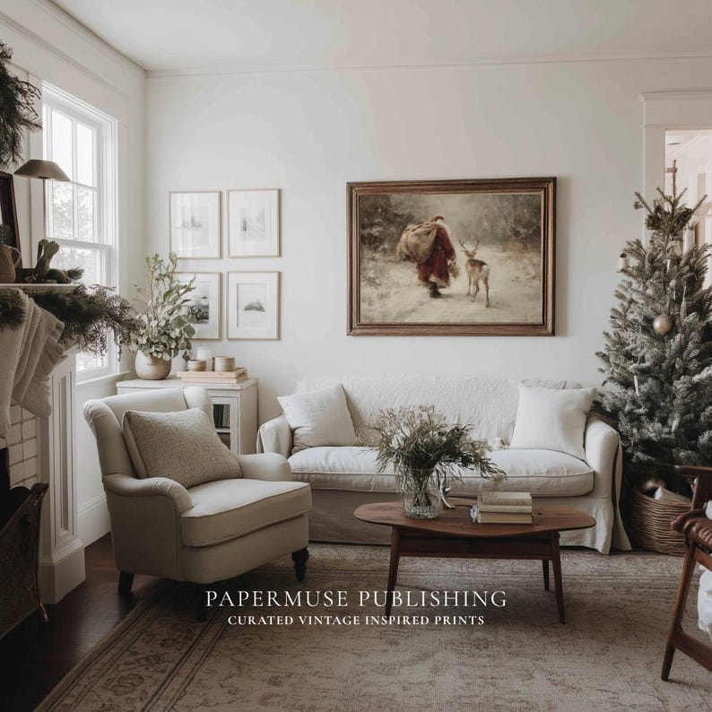 Puede incluir: Un sal&oacute;n acogedor con un &aacute;rbol de Navidad, un sof&aacute; y un sill&oacute;n. Una impresi&oacute;n vintage enmarcada representa una figura con un ciervo en un paisaje nevado. La habitaci&oacute;n est&aacute; decorada en tonos neutros. Texto: PAPermuse Publishing.