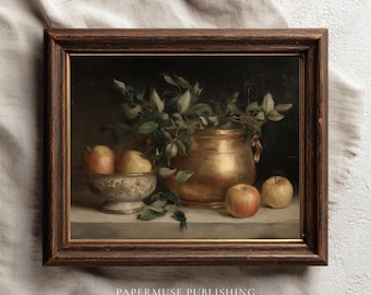 Può includere: Dipinto vintage incorniciato di natura morta con un vaso di rame traboccante di fogliame verde, una ciotola decorativa con mele e diverse mele sciolte. Il dipinto ha uno sfondo scuro ed è firmato da Papermuse Publishing.