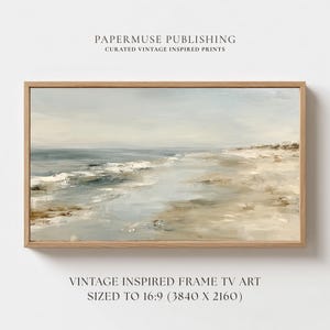 Puede incluir: Pintura enmarcada de un paisaje de playa con cielo azul claro y océano. La obra presenta una playa de arena con colores suaves y apagados. El marco es de madera clara. El texto en la parte superior dice "PAPERMUSE PUBLISHING" y "CURATED VINTAGE INSPIRED PRINTS". El texto en la parte inferior dice "VINTAGE INSPIRED FRAME TV ART SIZED TO 16:9 (3840 X 2160)".