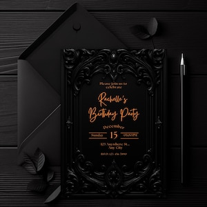 Può includere: Biglietto d'invito nero con cornice ornata e testo arancione "Rachelle's Birthday Party". Include data, ora e informazioni RSVP. Viene fornito con una busta nera e una penna.