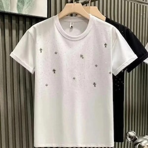 Zeitloses Klassisches Schwarz-Weiß-Unisex-Shirt für den jederzeitigen Gebrauch