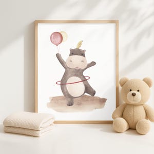 Pode incluir: Ilustra&ccedil;&atilde;o em aquarela de um hipop&oacute;tamo cinza com barriga rosa, segurando bal&otilde;es e um arco vermelho. O hipop&oacute;tamo usa uma coroa dourada. Um urso de pel&uacute;cia bege e um cobertor dobrado est&atilde;o pr&oacute;ximos.