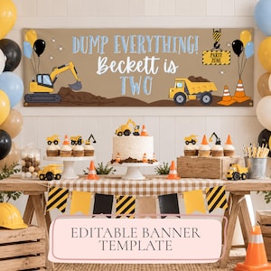 Op de afbeelding: Een rechthoekige feestbanner met een beige achtergrond, bouwvoertuigen, oranje verkeerskegels en de tekst DUMP EVERYTHING! Beckett is TWO. De banner hangt boven een tafel met een taart en decoraties in het thema van de bouw.