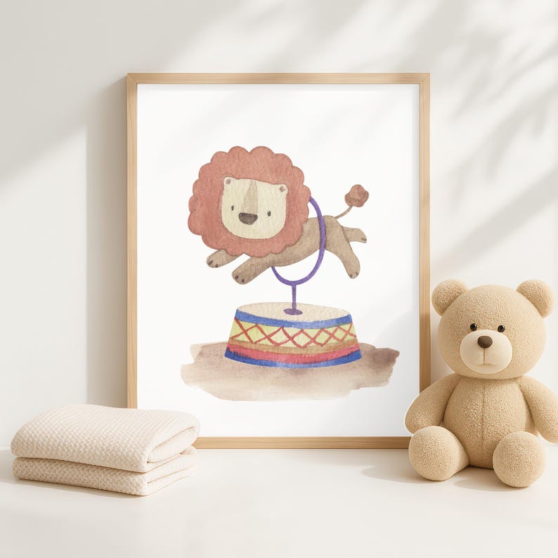 Pode incluir: Ilustra&ccedil;&atilde;o em aquarela de um le&atilde;o saltando por um arco em um palco de circo. A obra de arte &eacute; emoldurada em uma moldura de madeira clara e inclui um urso de pel&uacute;cia bege e um cobertor dobrado. O le&atilde;o tem uma juba marrom e salta por um arco roxo.