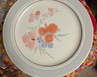 Vintage 1985 Galleria Collection stengodstallrik från JMP Marketing med blommönster och grå kant