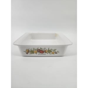 Może przedstawiać: Białe prostokątne naczynie do pieczenia z ozdobnym pasem kolorowych owoców i warzyw. Naczynie ma lekko podniesioną krawędź, a na przodzie nadrukowano napis "L'échalote".