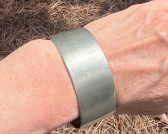 Pulsera tipo brazalete modernista de peltre / Pulsera minimalista escultural en tono plateado