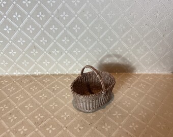 Dollhouse Miniature Market Basket 1:12th scale