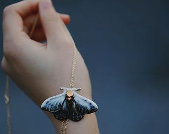 Blaue Motte Keramik Anhänger Halskette: 18K Gold Titan Kette
