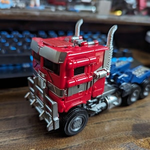 Transformers ROTB Studio Series Optimus Prime smoke stacks