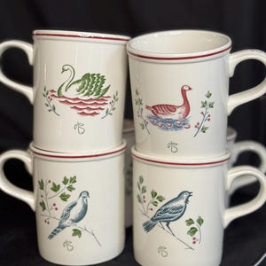 Può includere: Un cartello in legno rustico con la scritta "Welcome to our home" in lettere bianche. Il cartello presenta una finitura invecchiata e un design semplice e accogliente.