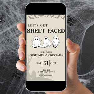 Może przedstawiać: Smartfon wyświetla zaproszenie na imprezę Halloween z napisem "LET'S GET SHEET FACED" i ilustracjami duchów. Zaproszenie zawiera szczegóły dotyczące kostiumów i koktajli 31 października.