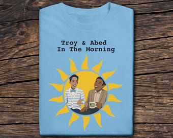 Camiseta unisex de estilo suave con el diseño de Troy y Abed por la mañana, inspirada en la serie Community. Camiseta divertida, ideal para fans de la serie. Merchandising de cultura pop.