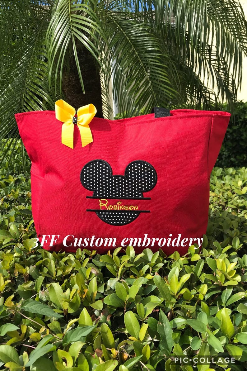 Peut inclure: Sac fourre-tout rouge avec une t&ecirc;te de Mickey Mouse brod&eacute;e en noir et blanc &agrave; pois blancs. Le nom "Robinson" est brod&eacute; en jaune sous la t&ecirc;te de Mickey Mouse. Le texte "3FF Custom embroidery" est imprim&eacute; en jaune au bas du sac.