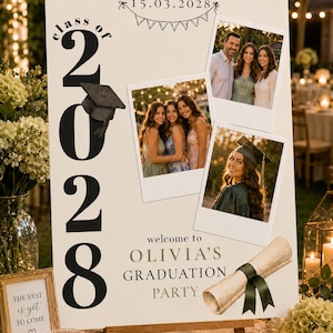 Könnte beinhalten: Ein weißes Willkommensschild für eine Abschlussfeier mit dem Text Class of 2028, dem Datum 15.03.2028 und Welcome to Olivia's Graduation Party. Das Schild enthält ein schwarzes Doktorhut-Symbol, eine Grafik einer Urkunde und drei Fotorahmen.