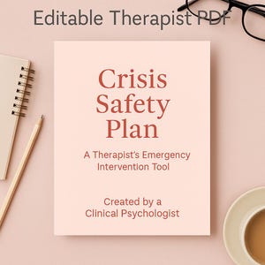 Könnte beinhalten: Ein hellrosa Buch mit dem Titel "Crisis Safety Plan" in roter Schrift. Es ist ein Notfall-Interventionswerkzeug für Therapeuten, erstellt von einem klinischen Psychologen. Ein Notizblock, ein Bleistift und eine Tasse Kaffee sind ebenfalls zu sehen.