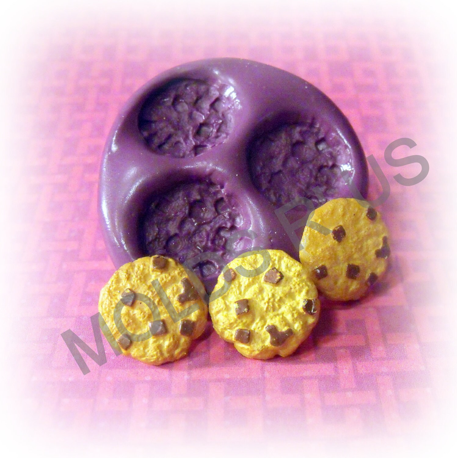 Large Chocolate Chip Mold Silicone 3 Pack - Kisses Shaped Silicone Molds ~  Big Chocolate Kiss Shape - Make 75 Kisses with These Candy Molds ~ Make Non  Dairy & Sugar Organic : Home & Kitchen - .com