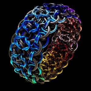 Pode incluir: Uma pulseira de malha de corrente multicolorida. A pulseira é feita de anéis de metal interligados em uma variedade de cores, incluindo azul, roxo, vermelho e dourado. O fundo é preto.
