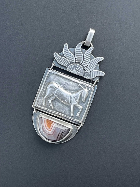 Silver horse with botswana agate pendant