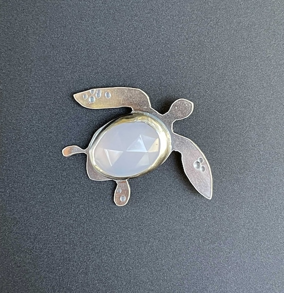 Sea turtle with chalcedony pendant