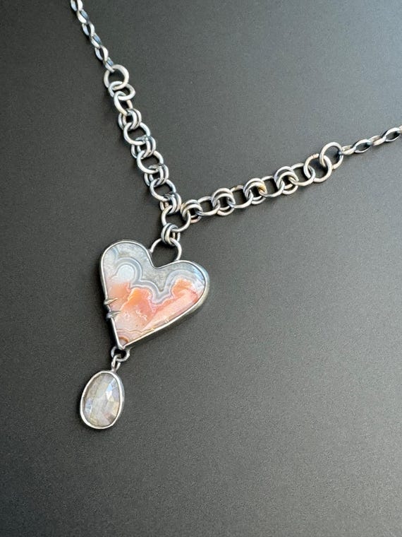 Rincon lace agate heart pendant with silver sapphire