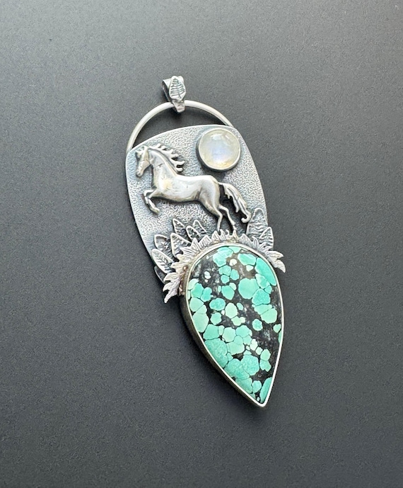 Mustang pendant with turquoise and moonstone