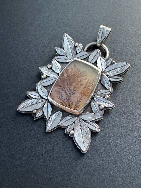 Dendritic agate pendant with leaves