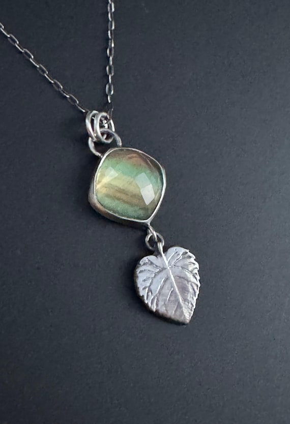 Leaf pendant with fluorite